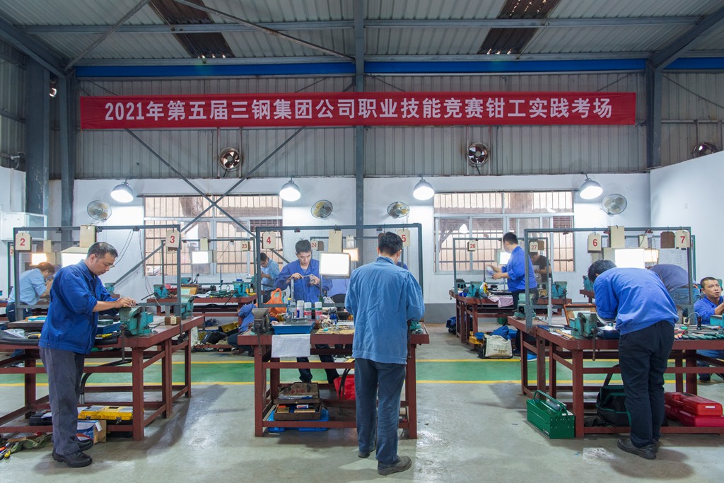 （30）钳工实操比赛现场.jpg